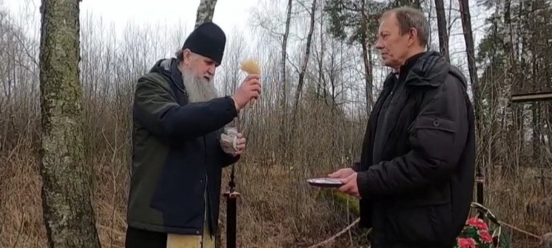 Отец Игорь осветил письма  белорусских школьников Мядельского района в поддержку  детей  и учащихся школ ЛНР и ДНР  в рамках акции 'Письмо другу" Отец Игорь осветил письма  белорусских школьников Мядельского района в поддержку  детей  и учащихся школ ЛНР и ДНР  в рамках акции 'Письмо другу"